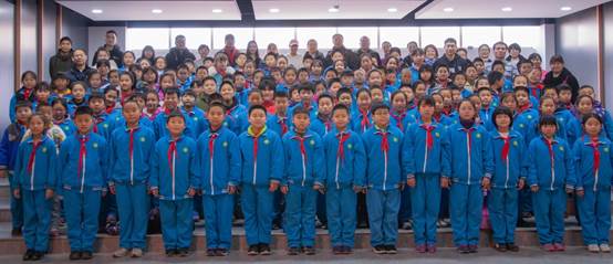 圖片包含 人員, 群組, 孩子, 偽裝自動生成的說明