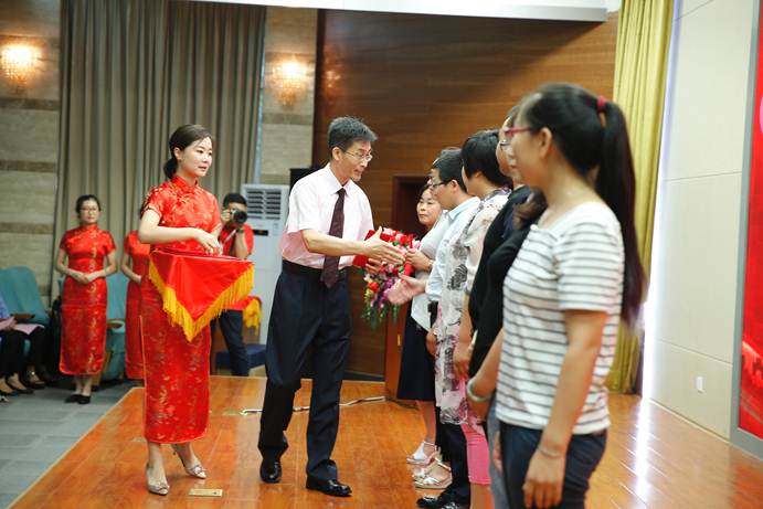 說明: E:\官網新聞\校內主網站\2018.7.12畢業典禮\2018.7.12北京開放大學畢業典禮照片\_07W0674.jpg