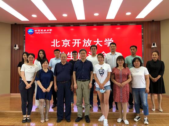 校領導與學生合影