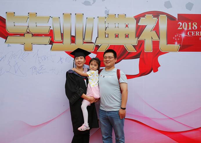 說明: E:\官網新聞\校內主網站\2018.7.12畢業典禮\_07W0469.jpg